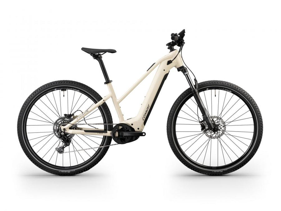 CONWAY Elektro-MTB Hardtail "Cairon S 1.0" (#1), Trapez, 29", ivory matt / black matt, 9-Gang SHIMANO "Cues", 45 cm / MnnDas Elektro-MTB Hardtail besteht aus einem Aluminiumrahmen. Die Federgabel bietet einen Gabelfederweg von 120 mm. Der Antrieb erfolgt