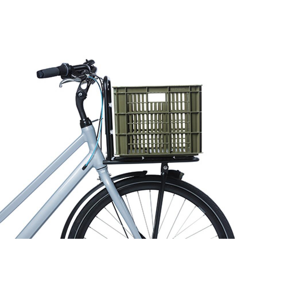 Basil Crate L Fahrradkiste 40L moosgrün aus recyceltem Kunststoff auf einem Fahrrad-Vorderradgepäckträger montiert.