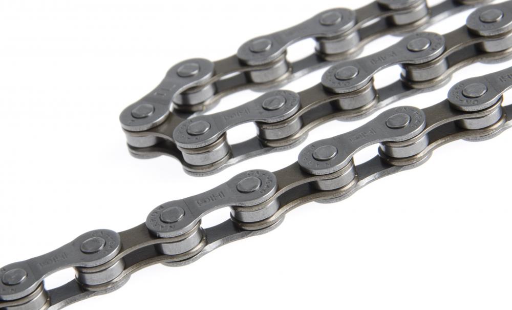 SHIMANO CN-HG40 Fahrradkette 6/7/8-fach 116 Glieder für Schaltsysteme, Nahaufnahme der silbernen Glieder.