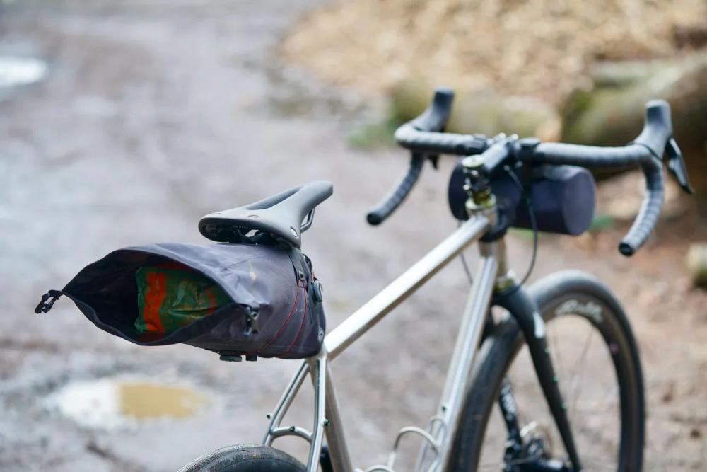 SILCA Grinta Adventure Bag - Wasserdichte Roll-Top Satteltasche 2-5 Liter, robuster BOA-Verschluss, aus recyceltem Material, ideal für Bikepacking und Abenteuer