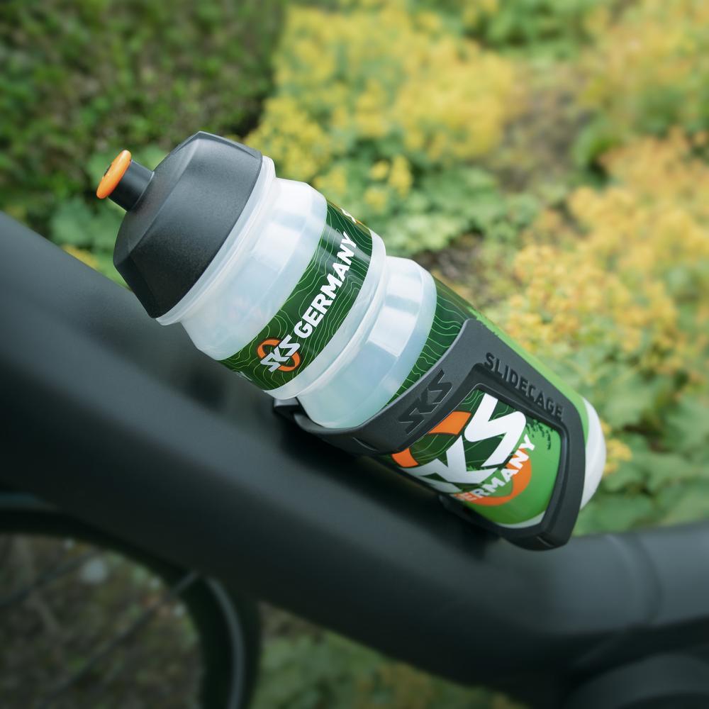 SKS Trinkflasche BIO Large 750ml aus biobasiertem Kunststoff, BPA-frei, am Fahrradrahmen montiert.