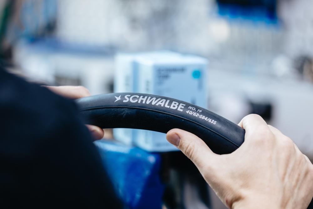 Schwalbe SCV19 Fahrradschlauch 40/62-584/635. Moderner, zuverlässiger Schlauch in Händen gehalten.