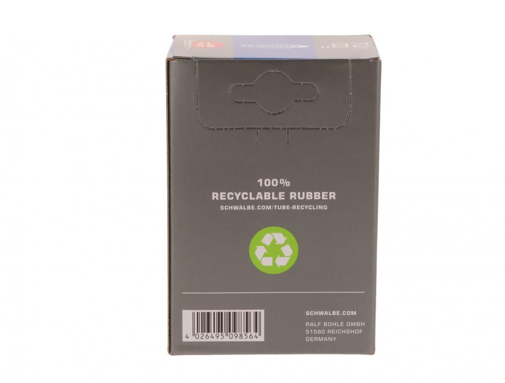 Rückseite der 2x Schwalbe Schlauch SV17 28 Zoll Verpackung mit Hinweis auf 100% recycelbares Gummi.
