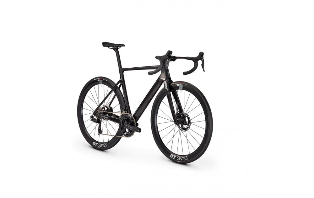 Schwarzes Focus IZ. MAX 9.9 DI2 Carbon-Rennrad mit DT Swiss Laufrädern und Scheibenbremsen.