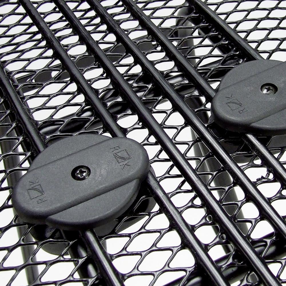 KLICKfix Korb-Befestigung KorbFix-II: Zwei schwarze Halterungen auf Fahrradkorb-Gitterrost montiert.