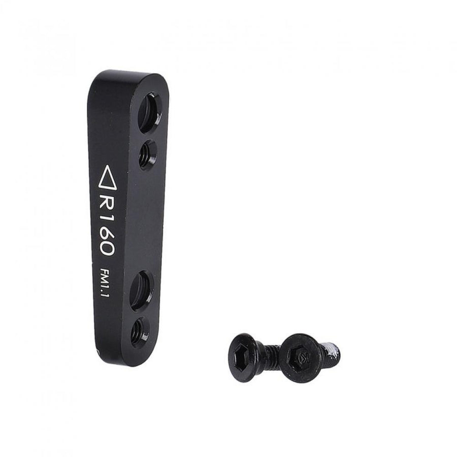 Schwarzer TRP Flatmount/Flatmount Bremssatteladapter 160 mm mit Schrauben für Fahrrad-Scheibenbremse hinten.