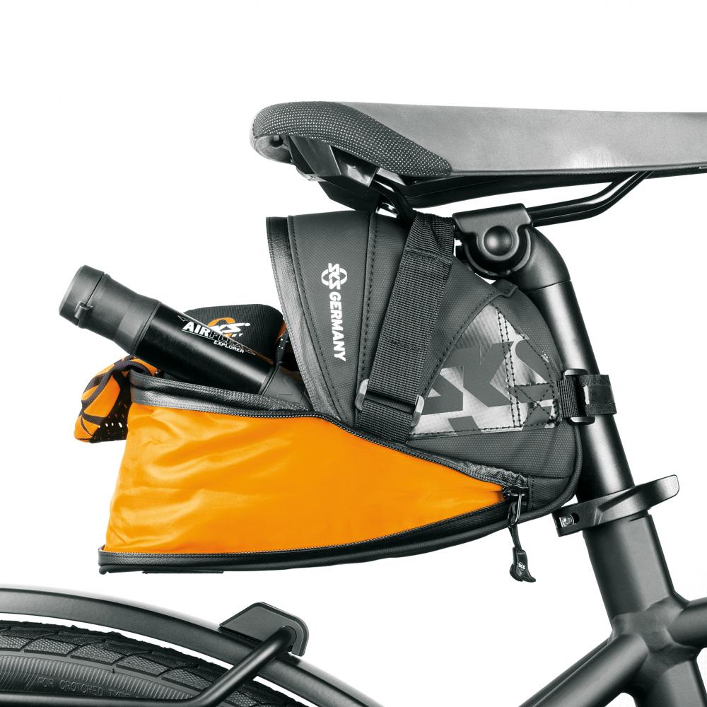 SKS Explorer Click 1800 Satteltasche schwarz/orange am Fahrrad mit Pumpe. Wasserdicht, 1,8L, reflektierend, Klick-Befestigung