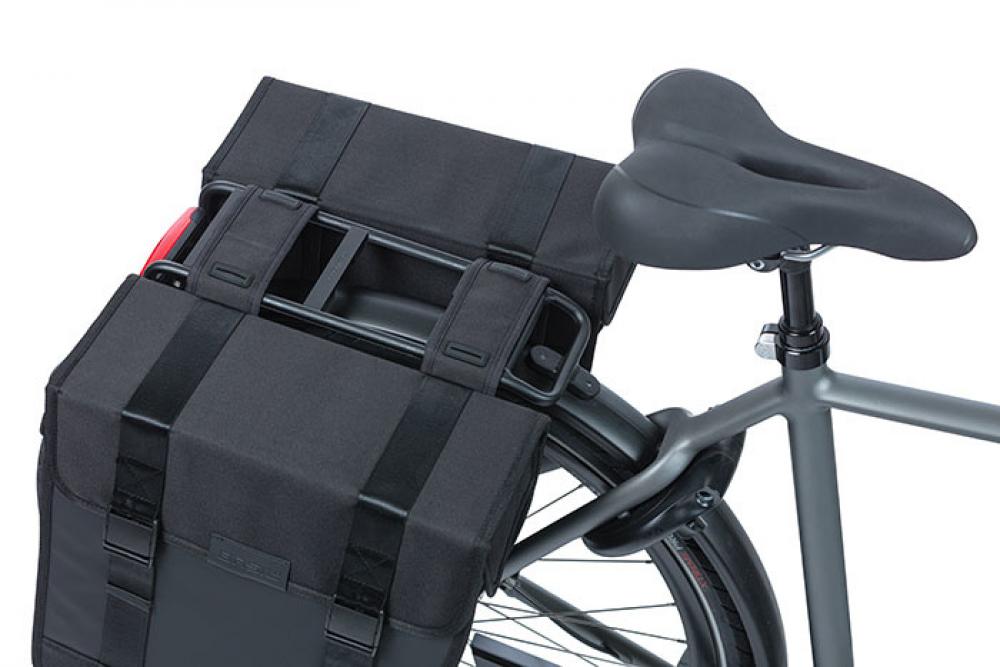 Fahrrad mit schwarzer Basil Tour Waterproof XL Doppeltasche 35l am Gepäckträger.