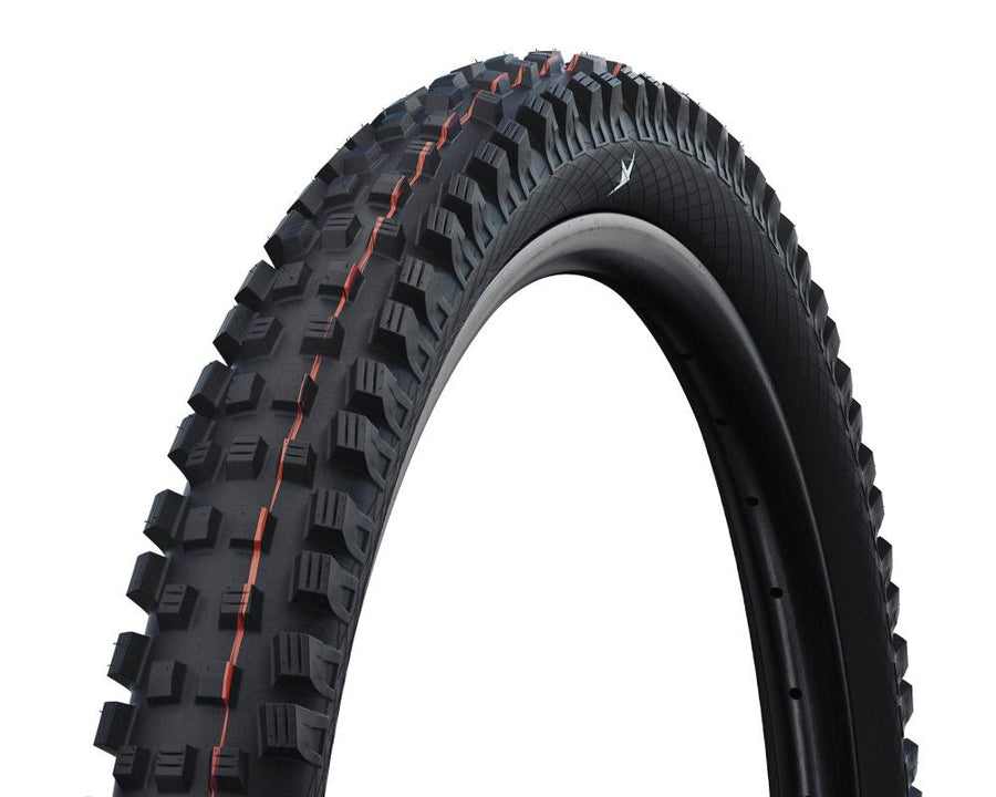 Schwalbe Magic Mary 26x2.35 60-559 schwarzer MTB-Faltreifen mit grobem Stollenprofil und orangefarbenem Streifen.