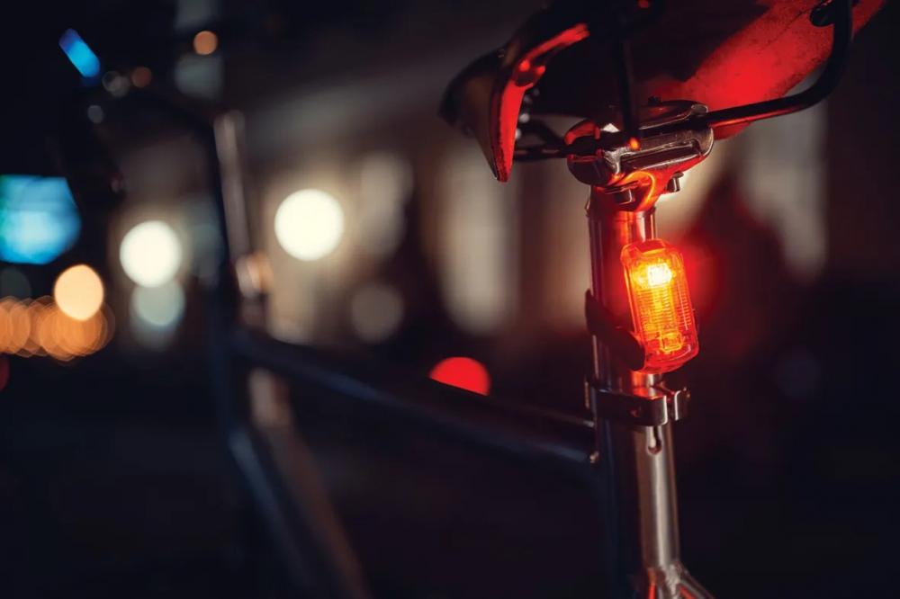 AXA Greenline 50 USB LED-Akku-Beleuchtungsset mit Bremslicht - Fahrradlampe vorne und hinten - Fahrradbeleuchtungsset