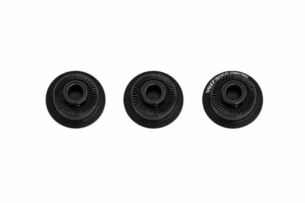 Drei schwarze Race Face Vault Endkappen 10x135 QR für Hinterradnaben.