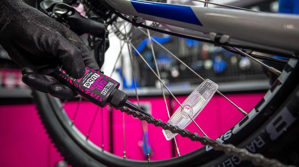 Muc-Off All Weather Lube 120ml ist ein hochwertiges, synthetisches Kettenöl, das speziell für den Einsatz bei allen Wetterbedingungen entwickelt wurde