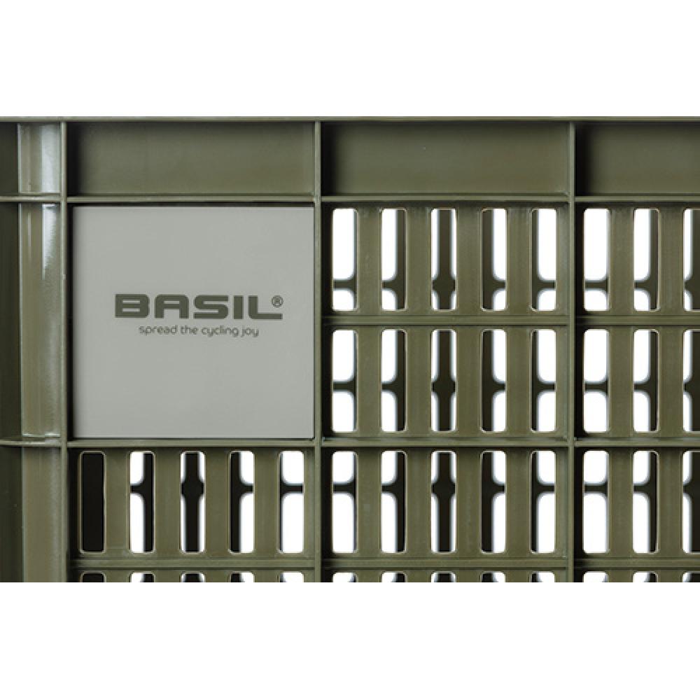 Basil Crate L Fahrradkiste 40L moosgrün, recycelter Kunststoff, MIK-kompatibel, Detailansicht mit Basil-Logo.