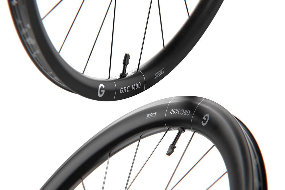 Schwarze DT Swiss GRC 1400 DICUT 29" Highend-Carbon-Gravelfelgen.