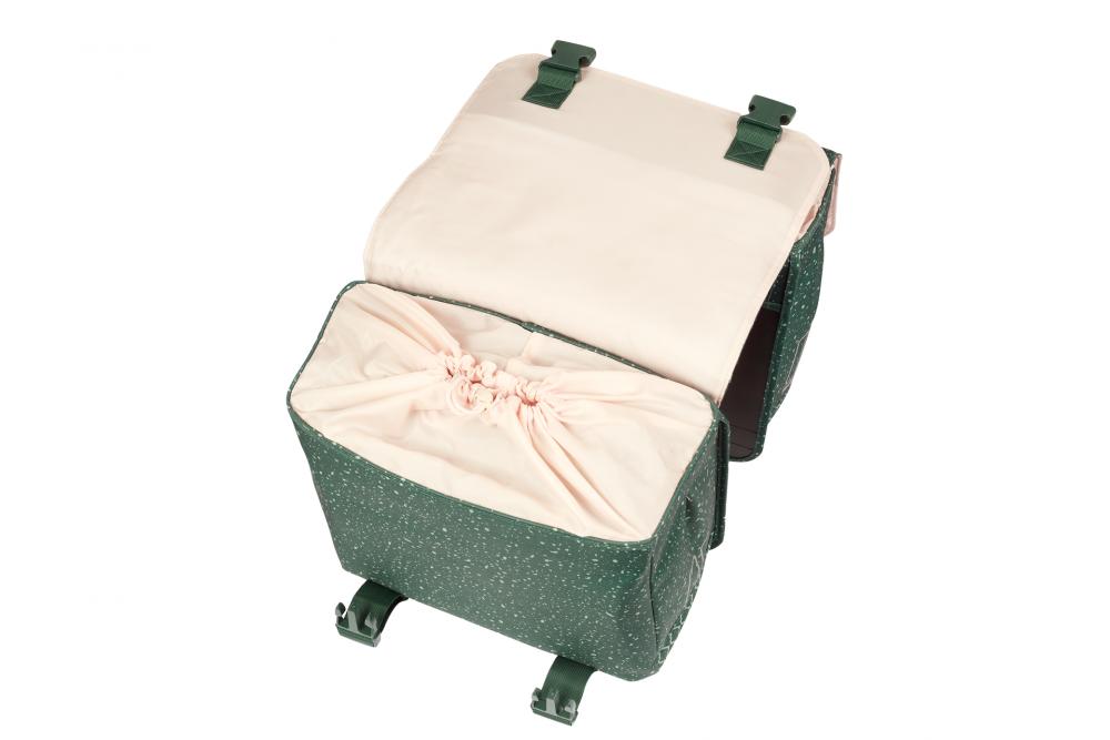 Basil Flair Doppelpacktasche 35L, grün gesprenkelt, offen mit rosa Kordelzug, wasserabweisend.