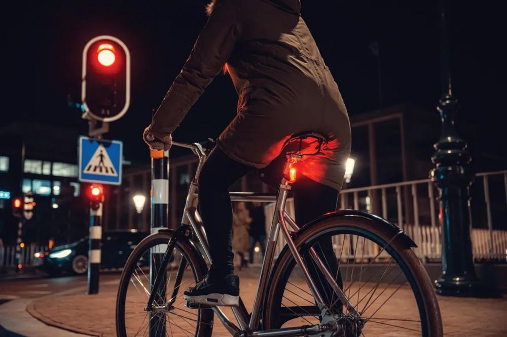 AXA Greenline 50 USB LED-Akku-Beleuchtungsset mit Bremslicht - Fahrradlampe vorne und hinten - Fahrradbeleuchtungsset