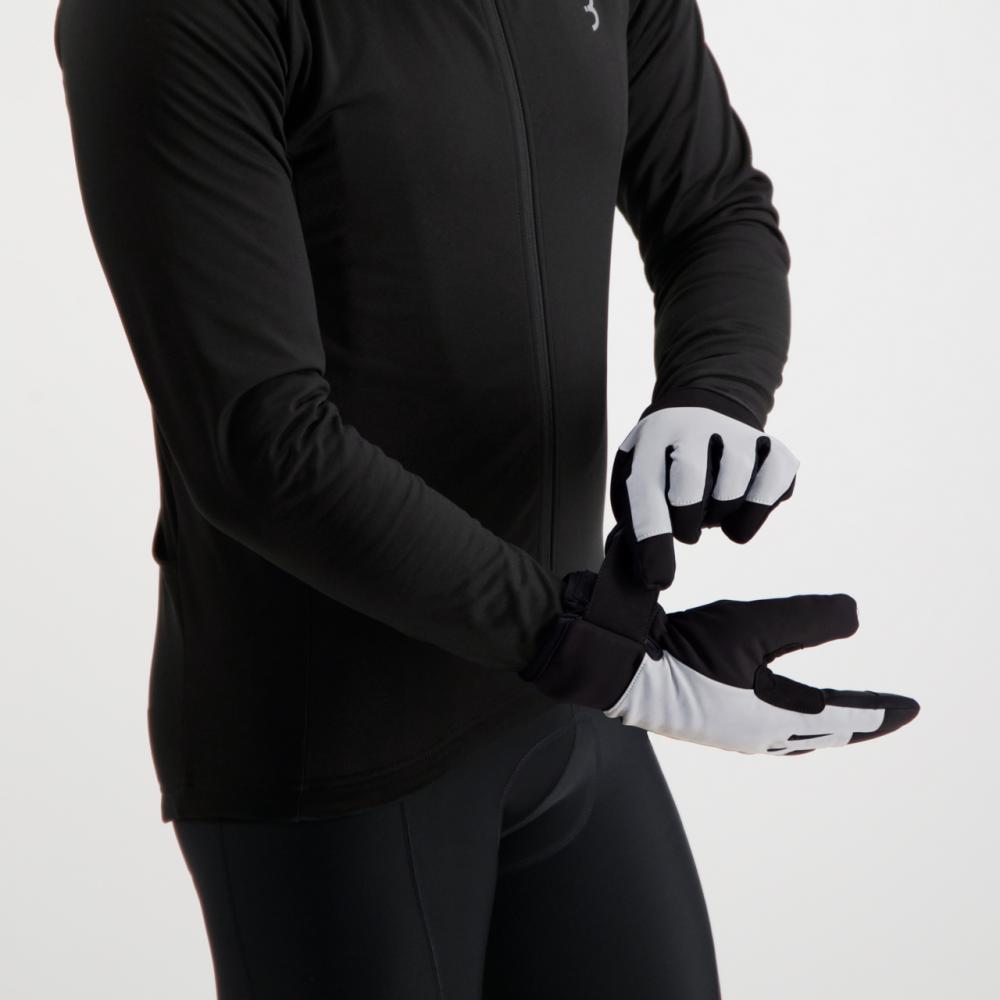 BBB ColdShield Winterhandschuhe schwarz, reflektierend, von Radfahrer angezogen für warmen Wetterschutz.