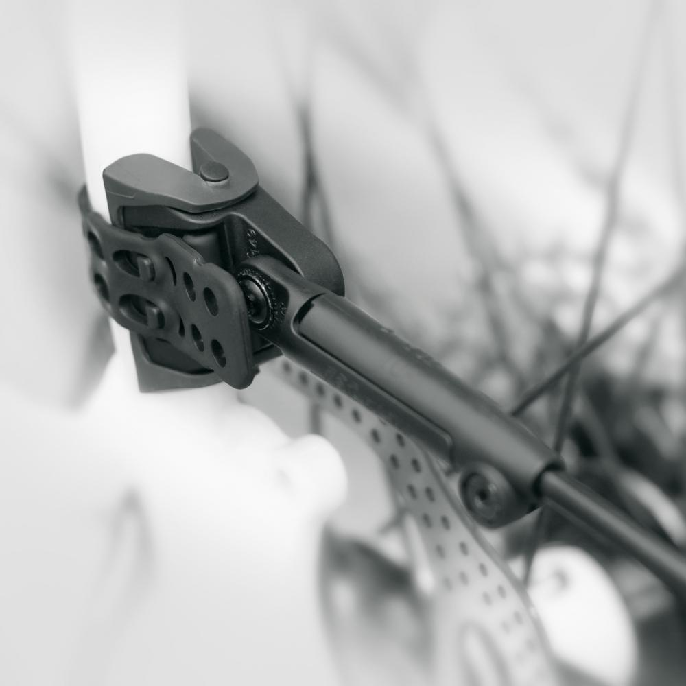 SKS VELOFLEXX 65 Schutzblech-Set: Nahaufnahme der werkzeugfreien Montage am Fahrradrahmen.