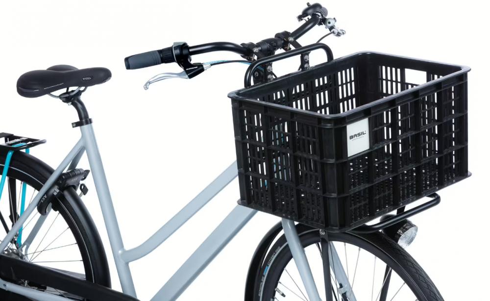 Schwarze Basil MIK 2.0 Fahrradkiste 40l aus recyceltem Kunststoff am hellgrauen Fahrrad.