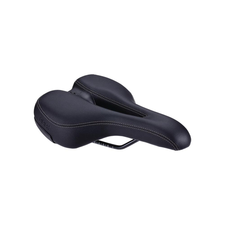 Schwarzer BBB Cycling SoftShape Active Tourensattel, komfortabel für aktive Sitzposition.
