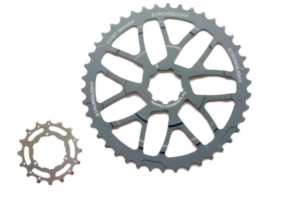 Stronglight Umbaukit 42Z HT³ und 16Z Stahl Ritzel für Shimano Kassette auf weißem Grund.